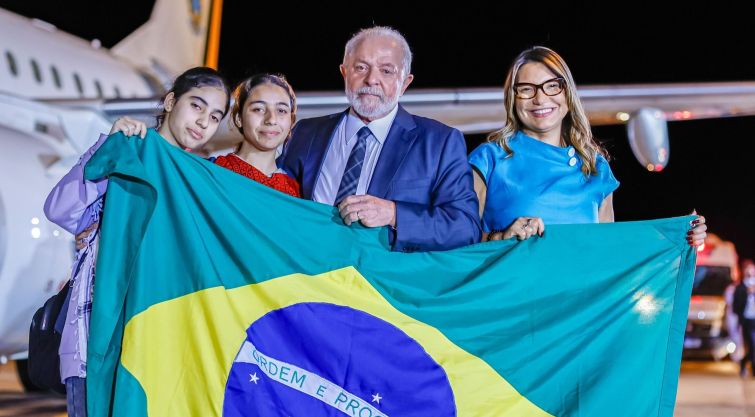 Repatriados de Gaza desembarcam em Brasília e recebem calorosa recepção de Lula.