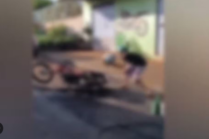 Revoltado com apreensão da PM, adolescente quebra a própria moto em Anápolis (GO)