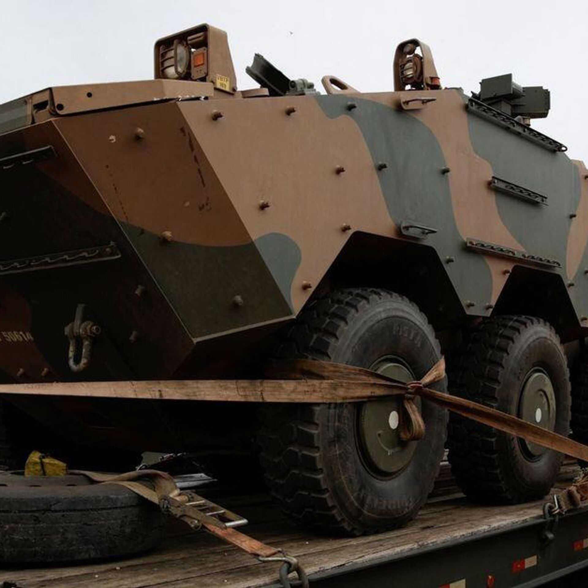 O Exercito brasileiro enviou tanques para fronteira após aumento de tensão em Essequibo