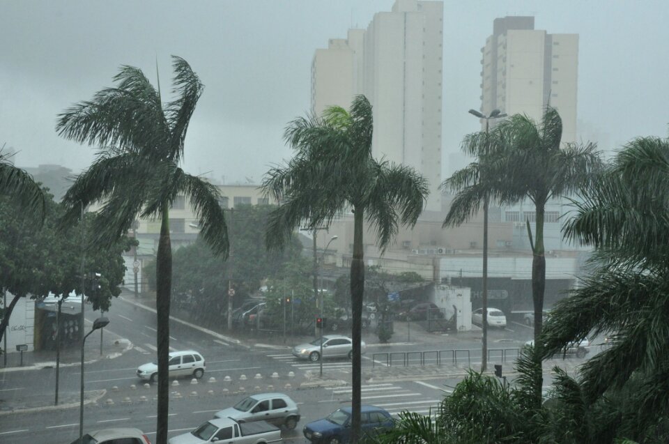 Alerta de perigo em Goiás: temporais e ventanias