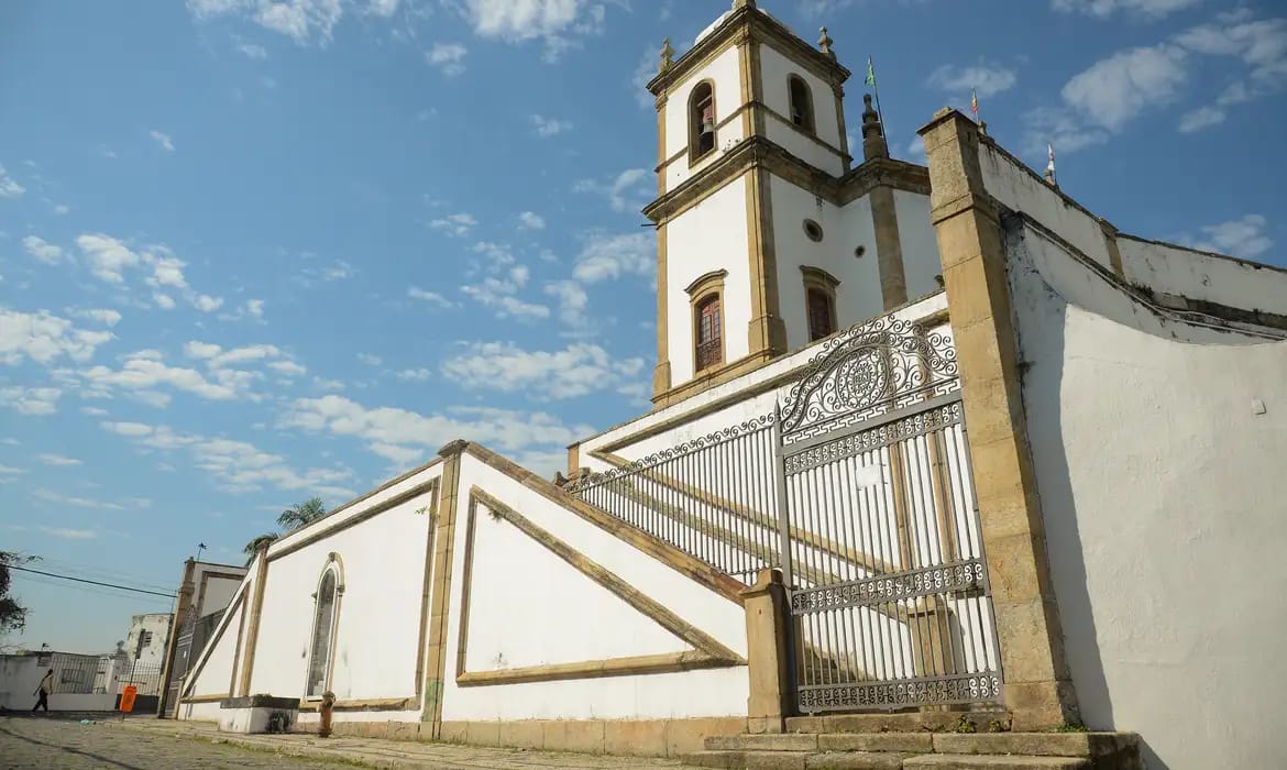 Brasil Apresenta Mais Estabelecimentos Religiosos do que Escolas e Hospitais, Aponta Censo do IBGE