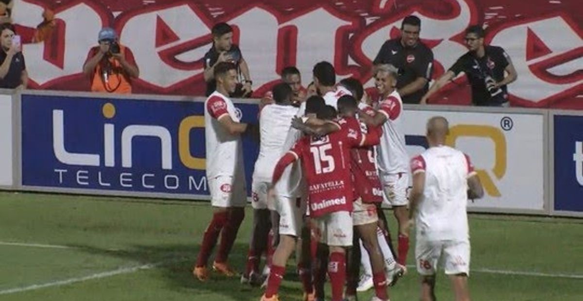 Vila Nova reverte placar, vence Aparecidense e avança à final do campeonato goiano