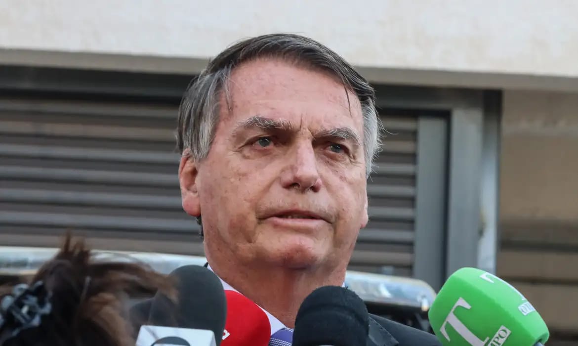 Bolsonaro ordenou emissão de certificados falsos de vacinação para ele e filha, revela delação de Cid