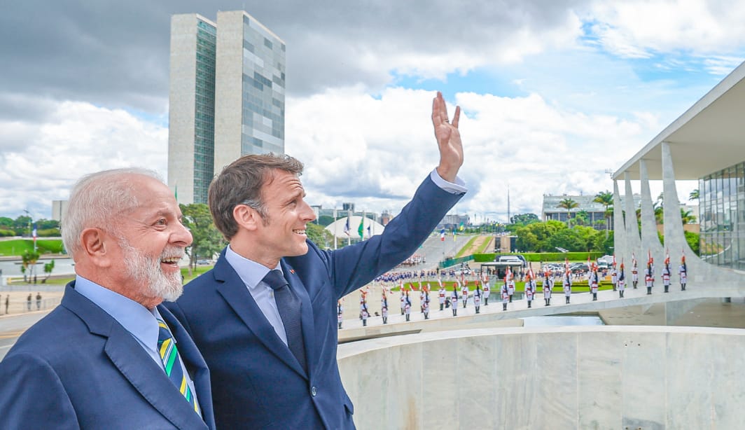 Macron elogia Lula pelo fortalecimento da democracia e cita 8 de janeiro em discurso histórico