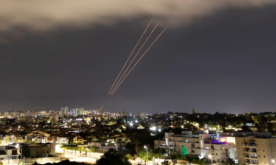 Israel lança mísseis contra região nuclear do Irã, afirma imprensa dos EUA