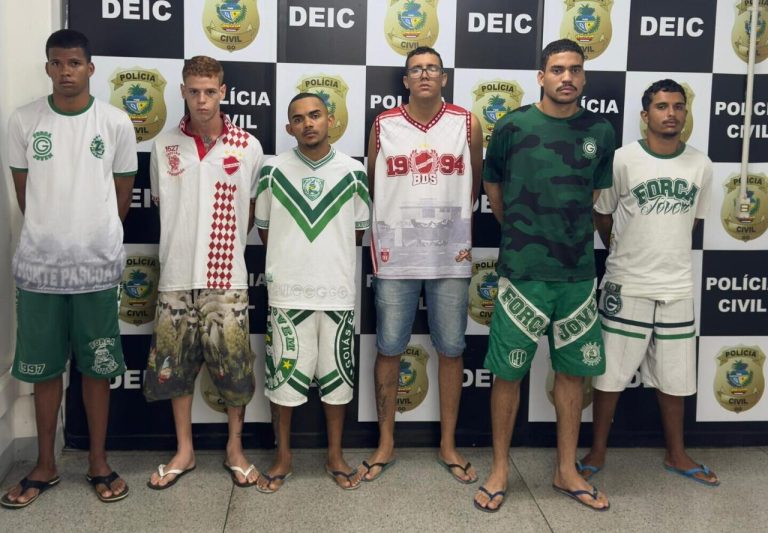 Torcedores presos durante operação (Foto: Divulgação/PC)