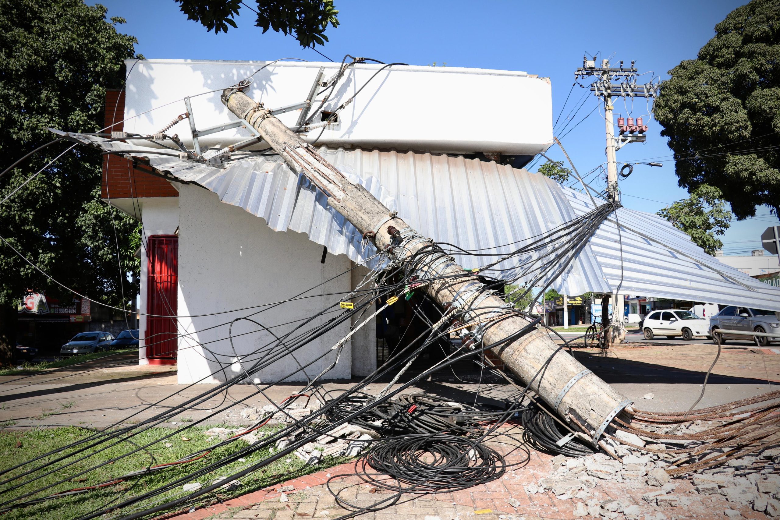 Prefeitura de Senador Canedo isola área afetada por poste derrubado por ventania
