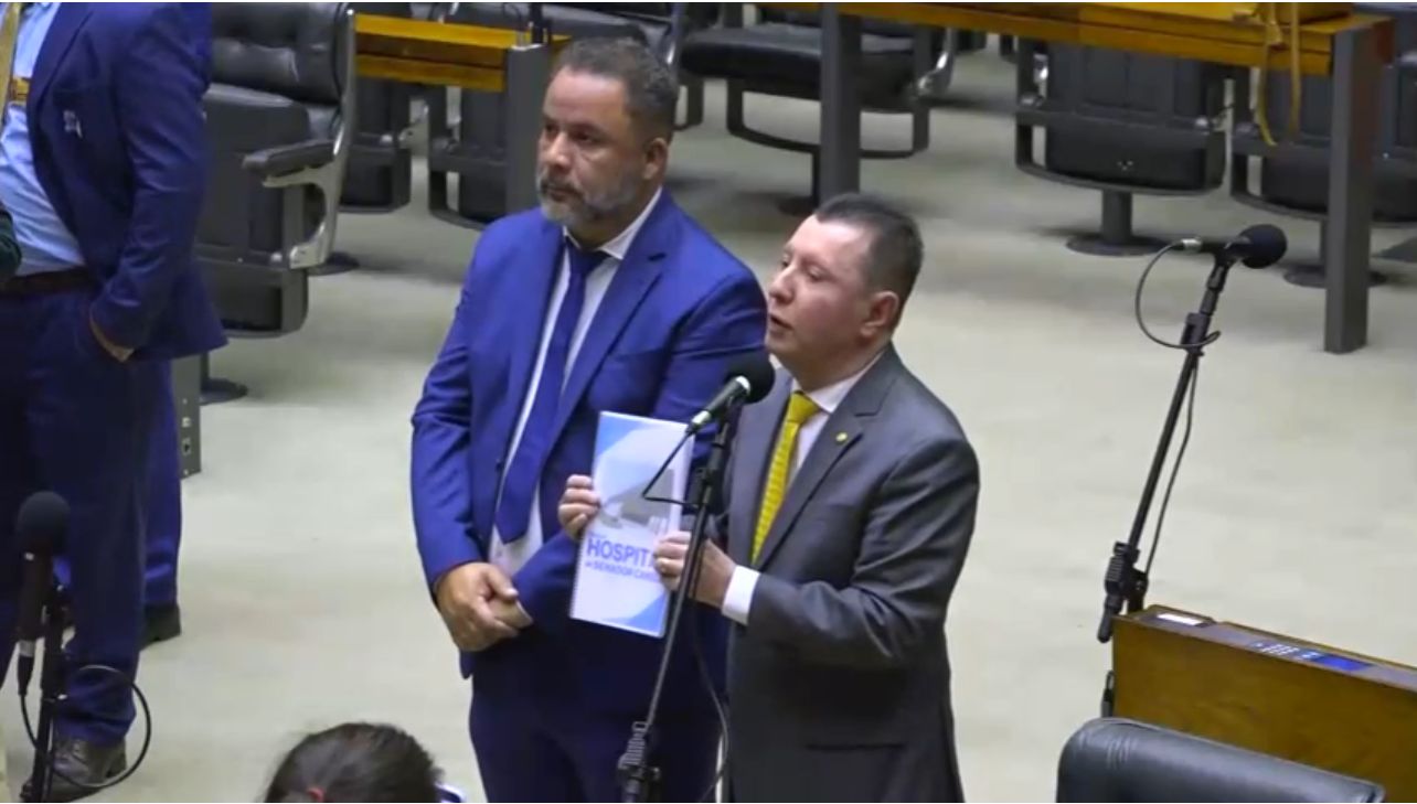 Alexandre Braga entrega projeto de hospital de Senador Canedo para deputado José Nelto em Brasília