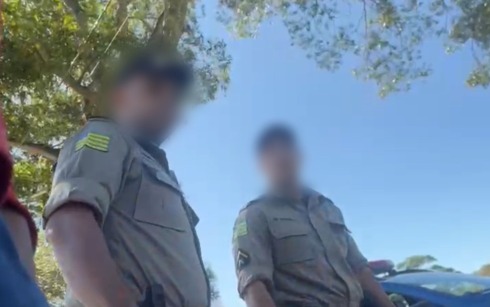 Policiais Militares em Goiás são filmados ameaçando simular multa de trânsito em abordagem a motociclista