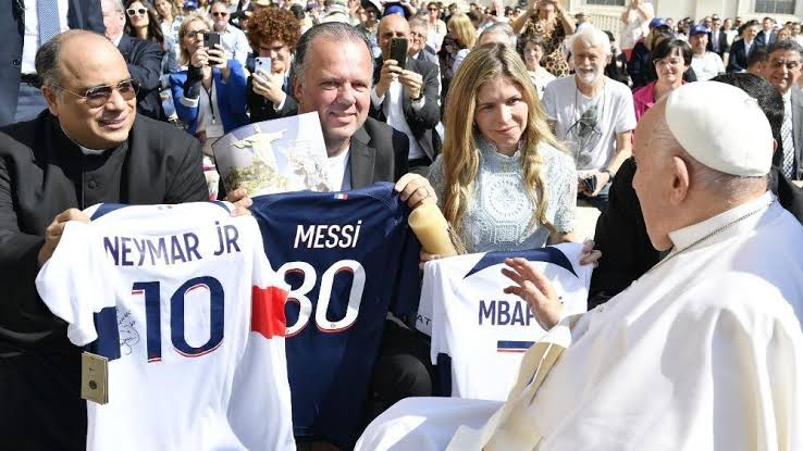 Papa Francisco abençoa camisetas de Neymar, Mbappé e Messi para leilão beneficente em prol das vítimas das enchentes no RS