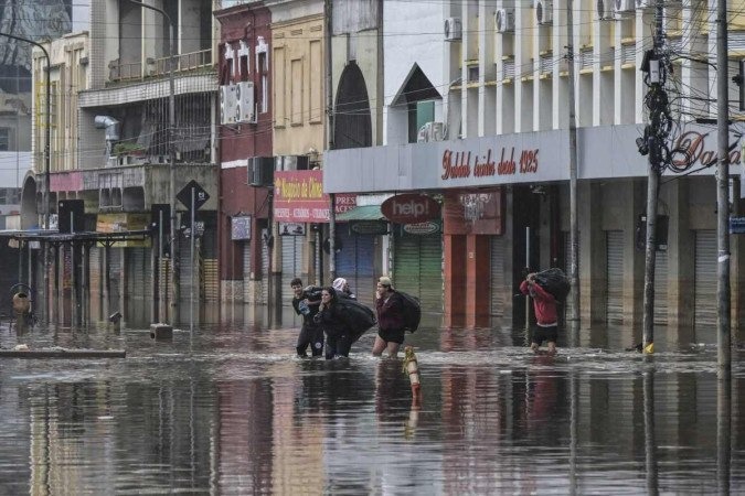 Enchentes no RS: Primeira morte por leptospirose é registrada em Travesseiro