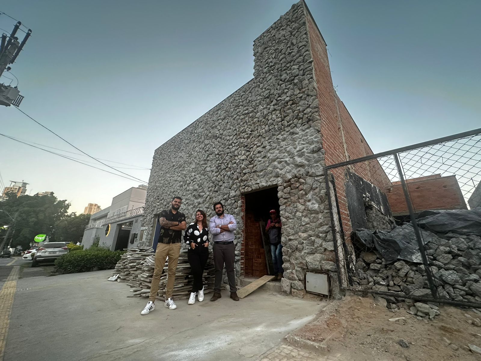 Apaixonada por rock, família constrói primeiro pub com temática italiana do Centro-Oeste