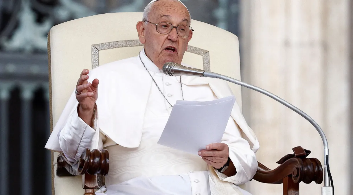 Papa Francisco pede desculpas após usar termos homofóbicos em reunião