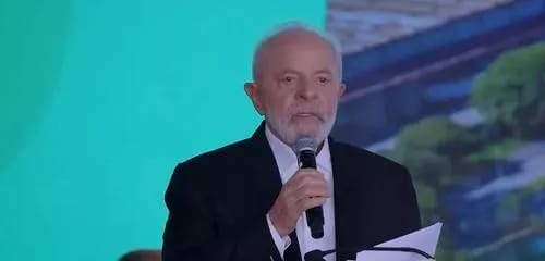 Lula anuncia pacote de investimentos para encerrar greve nas Universidades Federais