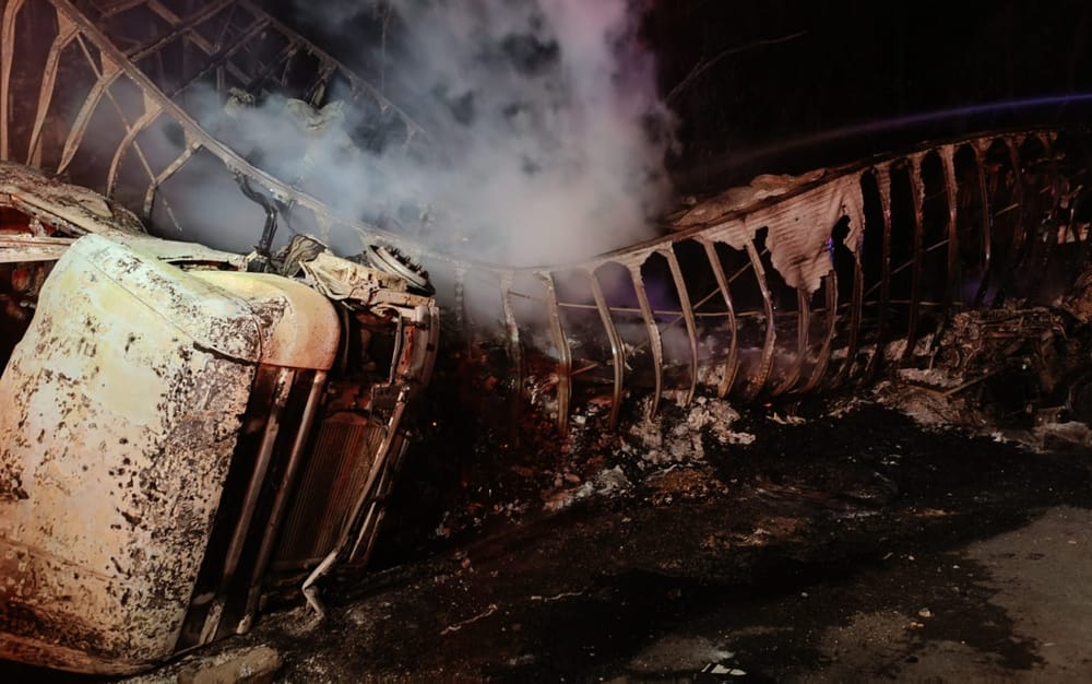 Acidente na BR-020 deixa motorista desaparecido após incêndio em carreta