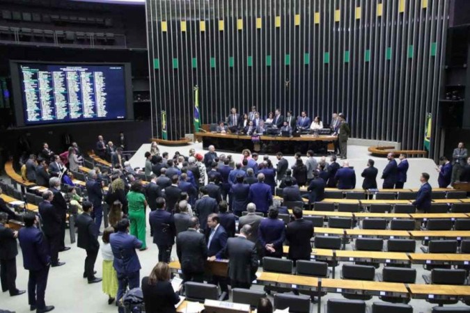 Câmara aprova projeto que permite suspensão de mandato de deputados envolvidos em brigas