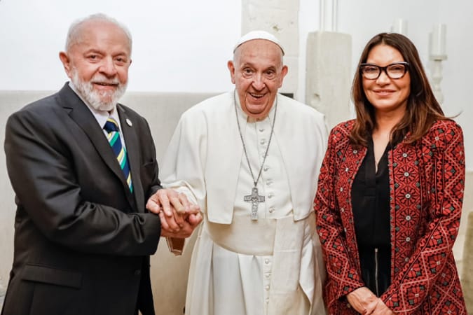 Lula e Janja se encontram com o Papa Francisco durante Cúpula do G7