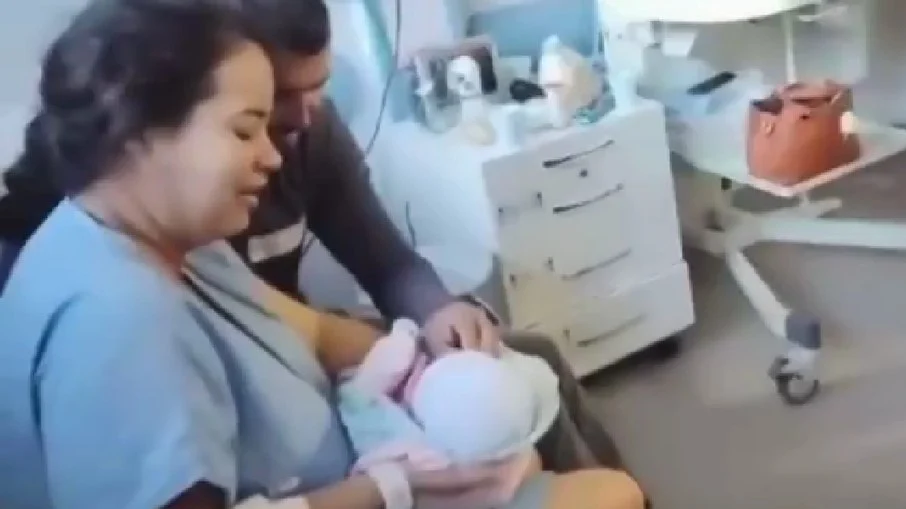Vídeo: pai reencontra bebê sequestrada por médica em hospital