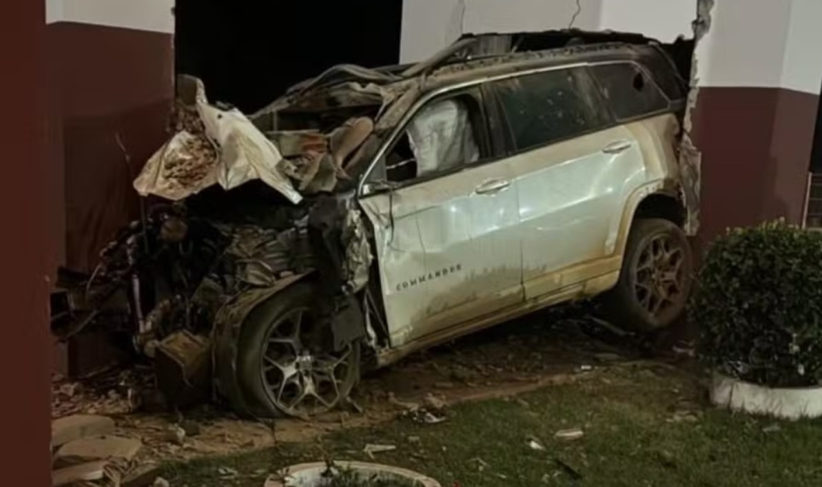 Suspeito de esfaquear a esposa e filho morre ao bater de carro em cidade de Goiás