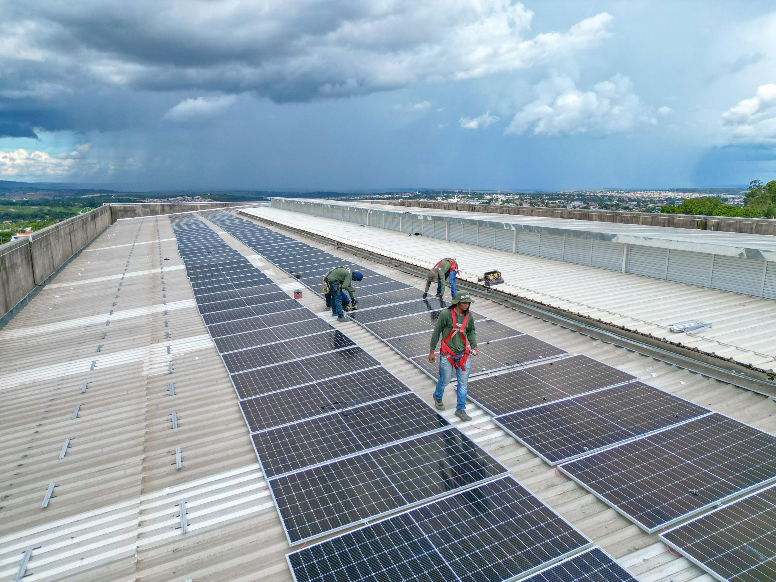 Pellozo investe em energia solar e garante economia para os cofres públicos de Senador Canedo