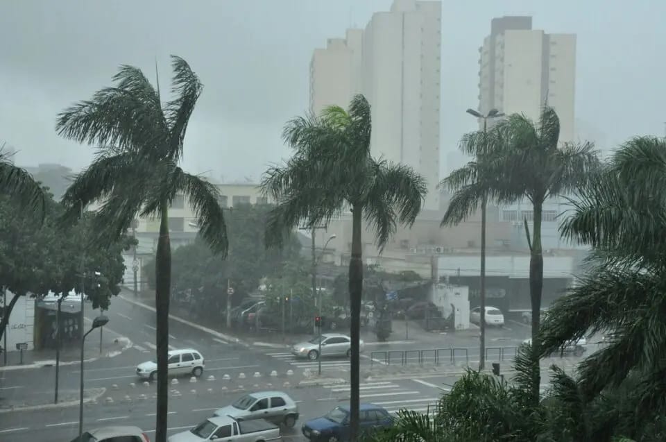 Frente fria traz queda de temperaturas e agrava qualidade do ar em Goiás