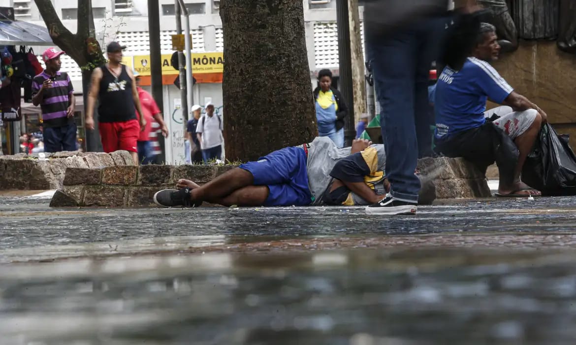 Pobreza e situação de rua no Brasil: Percepção de aumento persiste, revela pesquisa