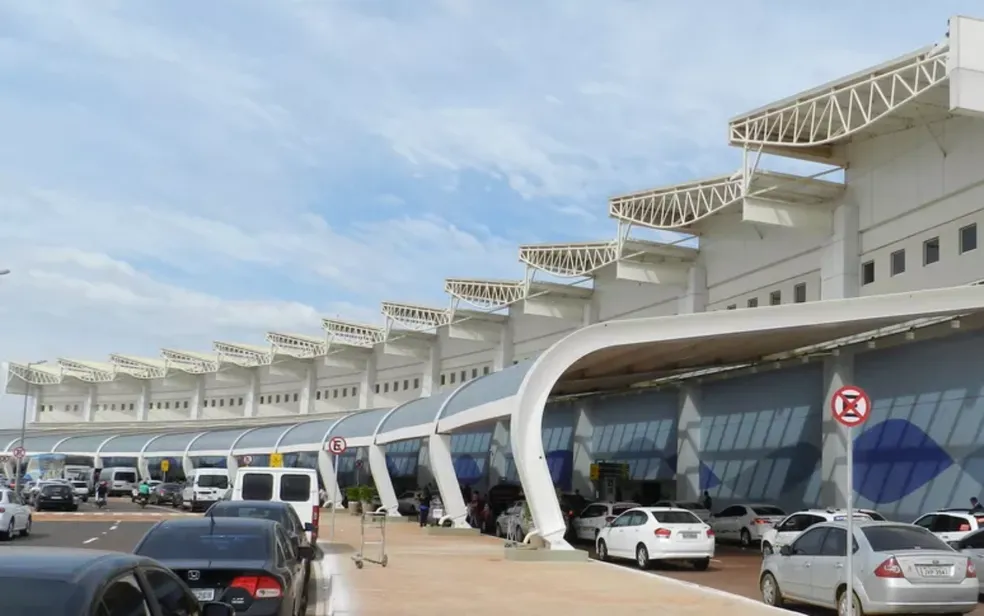 Aeroporto de Goiânia retoma operações após cancelamento de 26 voos devido à fumaça