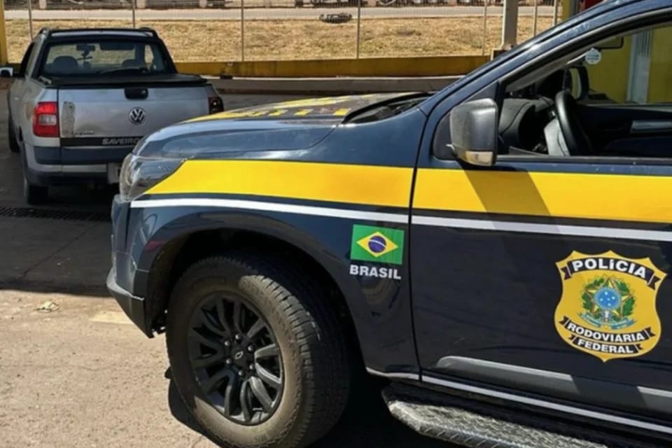 PRF apreende veículo com R$ 20 mil em débitos na BR-040, em Cristalina