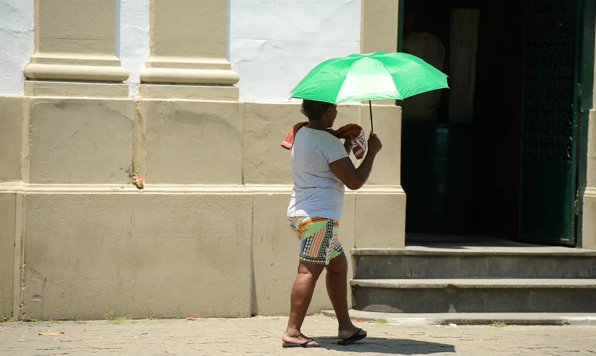 Onda de calor atinge grande parte do país nesta terça-feira